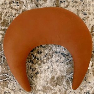 Snuggle Me Organic feeding pillow